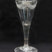 SLM 3598 - Spetsglas på fot med slipad dekoration, bladgirland och rosetter