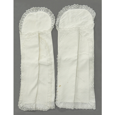 SLM 39028 1-2 - Två bärdynor av mönstervävd vit bomull, från Ökna i Floda socken
