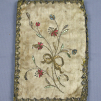 SLM 3134 - Plånbok av vitt siden och metallspets, broderade landskap, 1770-1820