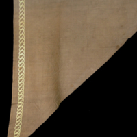 SLM 5659 - Schal av ljusbrunt linne (?), trekantig, kantbroderi med tambursöm