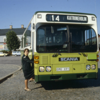 SLM SB13-753 - Chaufför kliver på bussen i Katrineholm, slutet 1980-tal