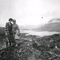 SLM M032628 - Sannolikt Gwendolen Fleetwood (1888-1977) med vän, Gendelheim, Norge år 1933
