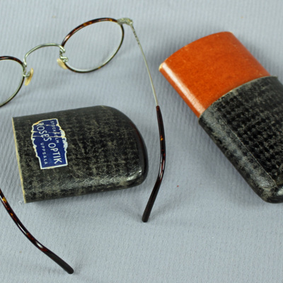 SLM 10694 3-4 - Glasögon, ståltrådsbåge med brun celluloid, tillhörande fodral