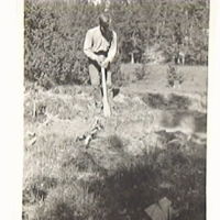 SLM M008814 - Hämtning av lera till stenåldershus, stenåldersexperimentet 1918