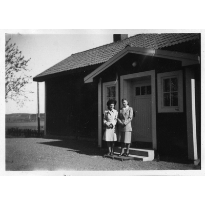 SLM P2021-0307 - Ingrid Lindberg med systerdottern Inga Britt, Tibble i Skultuna 1945