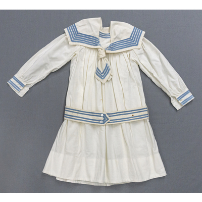 SLM 52752 - Sjömansklänning av vitt bomullstyg prydd med blå band, tidigt 1900-tal