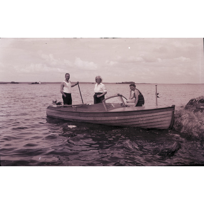 SLM X2022-0023 - Einar och Gertrud Höglund med en vän till sjöss
