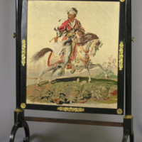 SLM 6092 - Eldskärm, träställning med broderi, korsstygn på stramalj, arabisk ryttare till häst