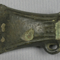SLM 18011 184 - Holkyxa av brons, lösfynd från Hedstugan, Larslund