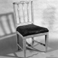 SLM 1263 - Sengustaviansk stol med lotusstavar i ryggen, från Österby i Hölö socken