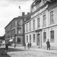 SLM A28-542 - Västra Storgatan 21-24 i Nyköping omkring 1900