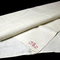 SLM 28563 - Handduk av linne märkt med rött, monogram, antal handdukar och tillverkningsår