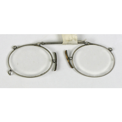 SLM 54937 - Pincené, binokel eller glasögon avsedda att klämma fast på näsryggen