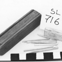 SLM 716 - Träask med skjutlock, innehåller tandpetare av trä