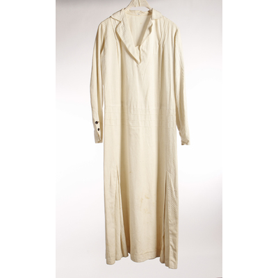 SLM 10274 - Vit klänning av grov bomullskypert, troligen 1920-tal