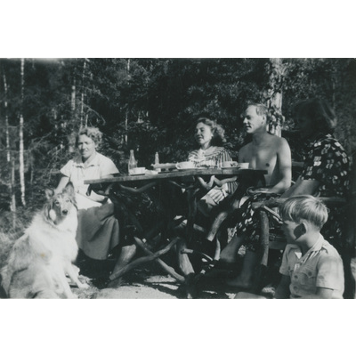 SLM P2022-1288 - Fem personer fikar vid ett picknickbord