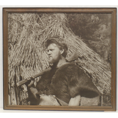 SLM 15132 - Inramat foto, journalisten Daniel Smedberg i stenåldersdräkt år 1918