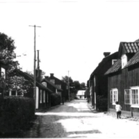 SLM 1975-IN-206 - Västra Långgatan i Trosa, i folkmun kallad Kåkstaden, foto år 1929