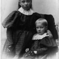 SLM P05-53 - Visitkort, porträtt av två flickor
