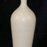 SLM 27576 - Vas av stengods, vit glasyr, design Berndt Friberg
