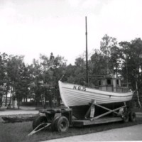SLM M033884 - En segelbåt på land.