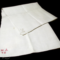 SLM 28569 - Handduk av linne märkt med rött, monogram, antal handdukar och tillverkningsår
