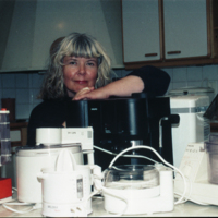 SLM S42-98-1 - Britt-Marie Oskarsson med sina köksmaskiner 1998