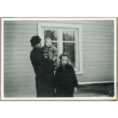 SLM P2018-0263 - Familjen Halvarsson år 1940