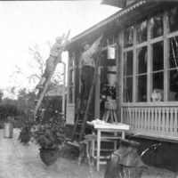 SLM P09-1525 - Arbete på verandan vid Lövsta, Rogsta i Stigtomta socken