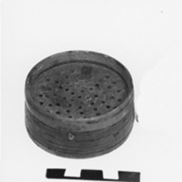 SLM 2253 - Sanddosa av svarvat horn, troligen tidigt 1800-tal