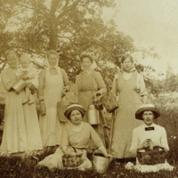 SLM P08-2128 - Sommarbild med kvinnor, alla håller i hinkar eller korgar