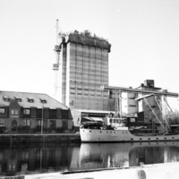 SLM OH0293-14 - Tullkammaren och silon under byggnad i Nyköpings hamn, 1962