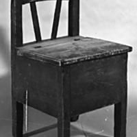 SLM 2600 - Rödmålad kiststol, låda under sitsen, från Inneberga i Runtuna socken