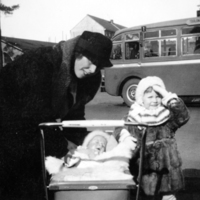 SLM P07-2602 - Lisbeth Andersson (1906-1984) med barnen Kurt och Chris, Helsingfors 1935-36