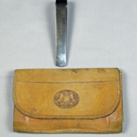 SLM 5531 - Plånbok av läder, med tillhörande sedelklämma, möjligen tidigt 1900-tal