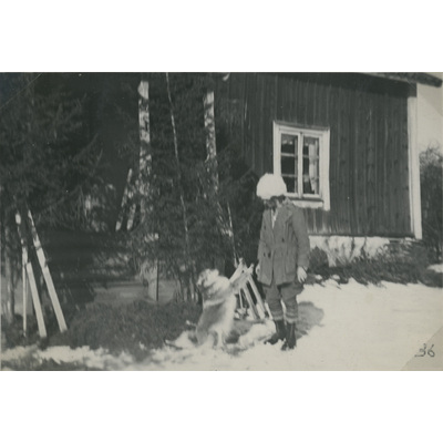SLM P07-647 - Karin Hall och en hund vid Björktorp, 1935