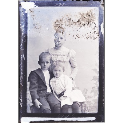 SLM X273-76 - Porträtt på tre barn