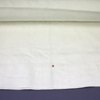 SLM 11196 2 - Lakan av vitt linne, har tillhört Anna Brown f. Lindquist (1848-1915) i Harg, Nyköping