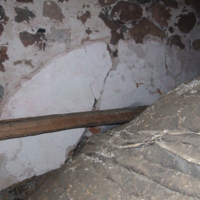 SLM D09-534 - Hammarby kyrka, korets östra gavel med bevard puts som visar ursprunglig form på korförlängnings tunnvalv.