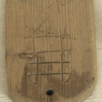 SLM 15402 - Träplatta med inskriptioner, så kallad vakare, vilken markerade var fiskeredskap låg utplacerade i vattnet, daterad 1833