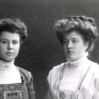 SLM M033938 - Porträtt av två kvinnor.