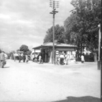 SLM POR1023-2 - Tidningskiosken vid busstorget i Trosa. Foto 17 juni 1950
