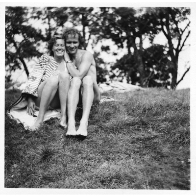 SLM P2017-0579 - Margit och Bertil Nyman vid Hättöbadet i Tranås år 1954