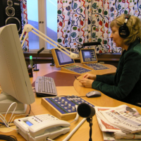 SLM D05-307 - Direktintervju på Sveriges Radios lokalredaktion i Nyköping år 2005.