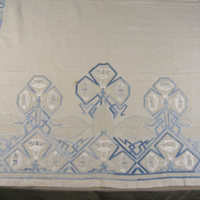 SLM 10584 - Paradhanduk av vitt linne med jugendbroderier i blått