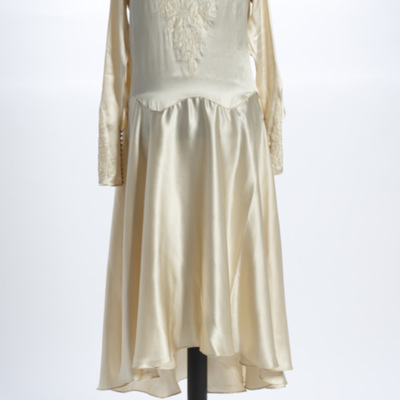 SLM 12368 - Annalisa (Lisa) Lybecks brudklänning från 1928