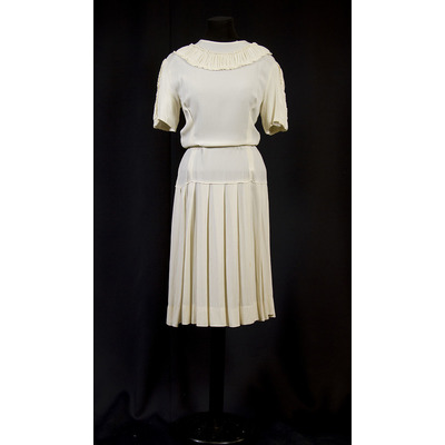SLM 37729 - Vit hemsydd klänning från början av 1940-talet