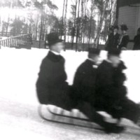SLM Ö214 - Tre män och en kälke, vinter vid Ökna säteri i Floda socken, 1890-tal