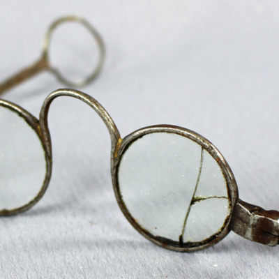 SLM 4973 - Glasögon med bågar och skalmar av järn, från Valla socken