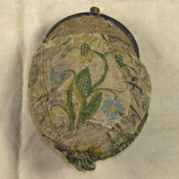 SLM 731 - Väska av siden, linne och skinn, blomsterbroderier, 1700-tal